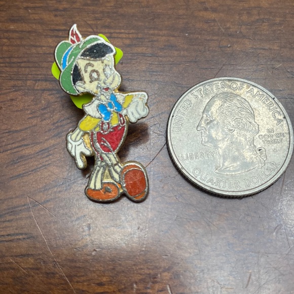 Vintage Disney Pinocchio pins: Pinocchio & Jiminy Cricket enamel pin - Picture 1 of 2